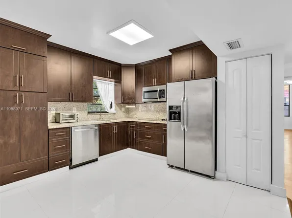 770 NE 199th St APT 204F, Miami, FL 33179