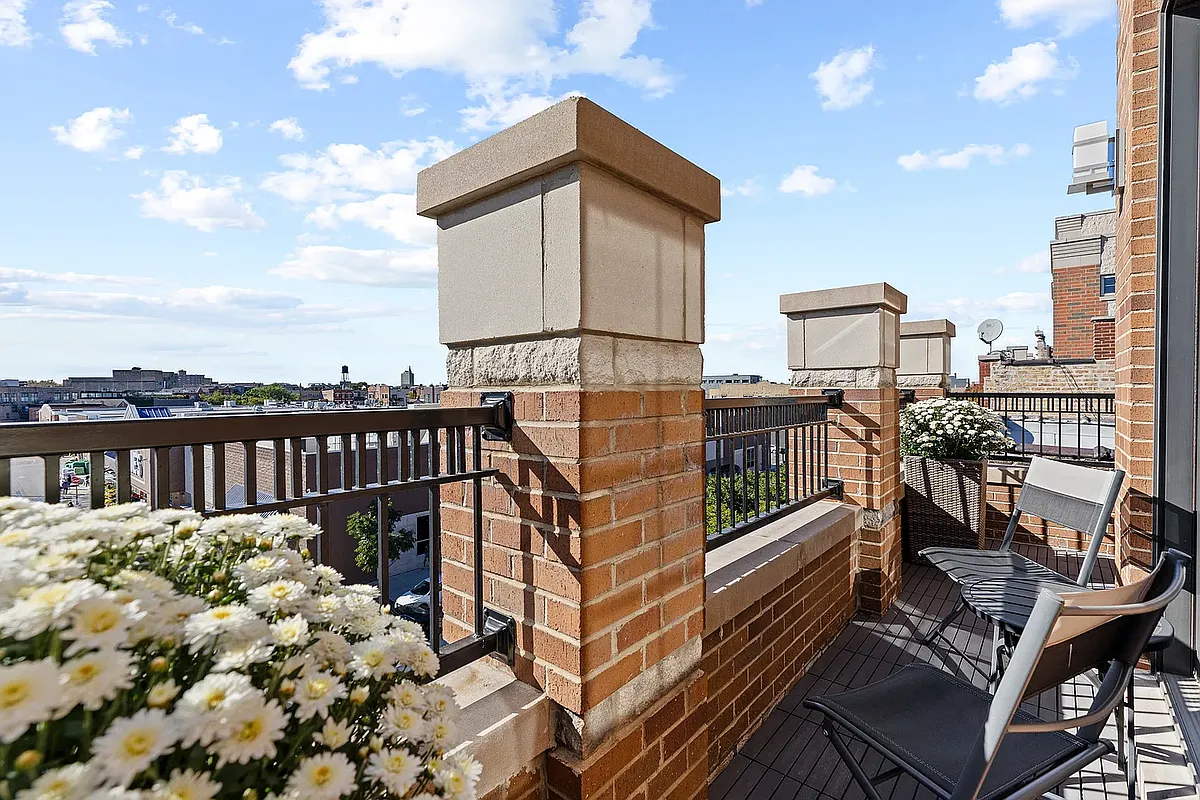 Building Photo - 1337 N Ashland Ave #4