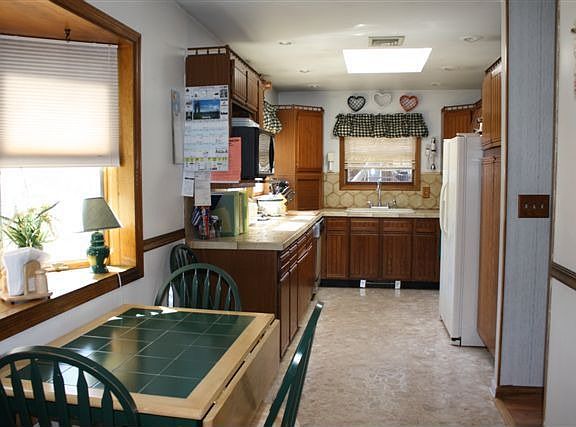 LARGE KITCHEN