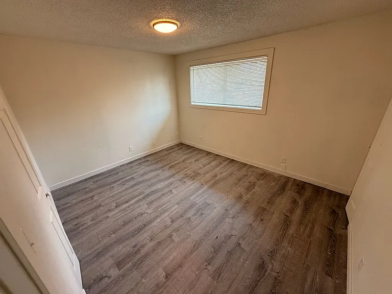 360 SE Railroad St #6 — Photo 2