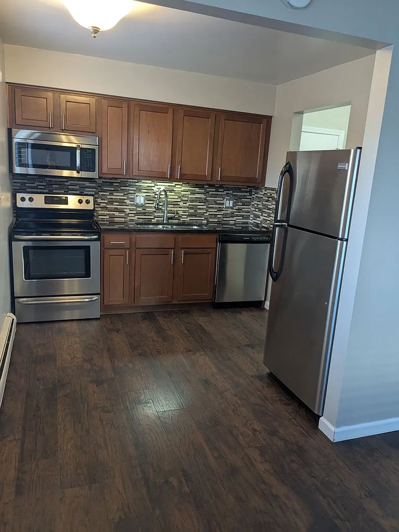 Colonial Apartments — Photo 3