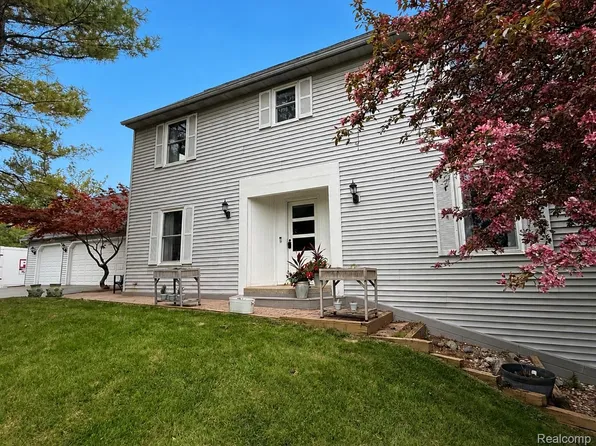 12921 Ann Lynn Dr, South Lyon, MI 48178
