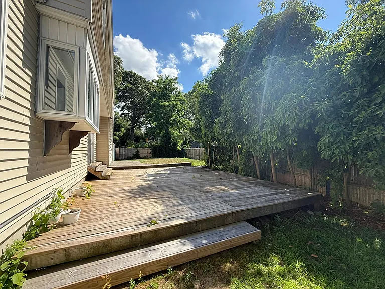 82 Upton Dr — Photo 23