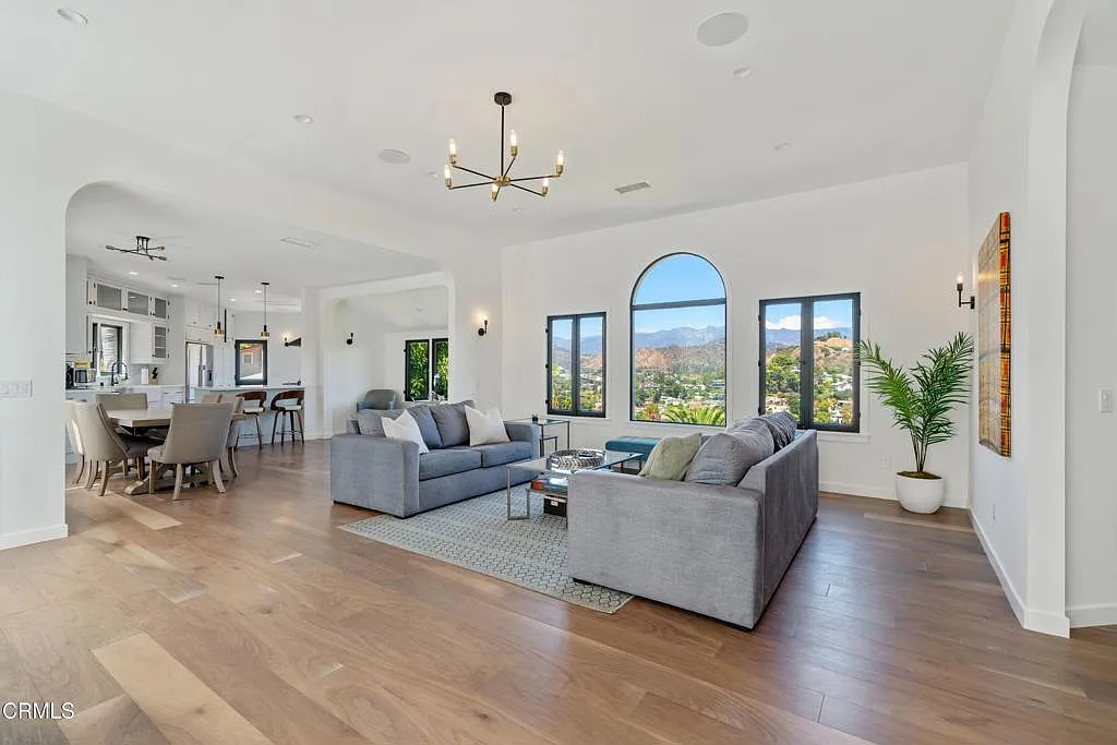 4 bed, 4.5 bath, 2400 sqft, $10,950 — Photo 3