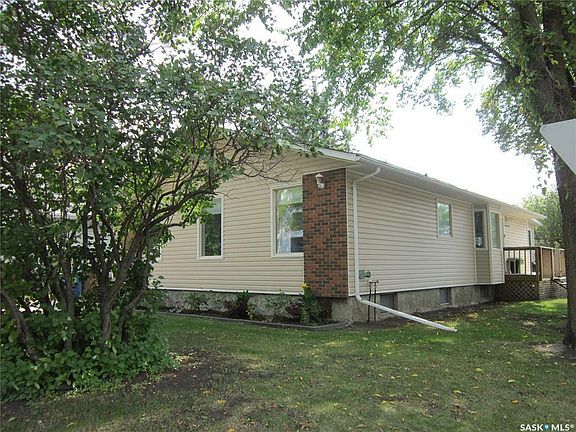 2nd image of 221 Crawford Ave W