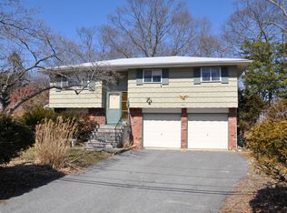 15 Commerce Pl, Islip Terrace, NY 11752