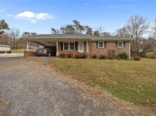 134 N Park Dr, Jonesville, NC 28642