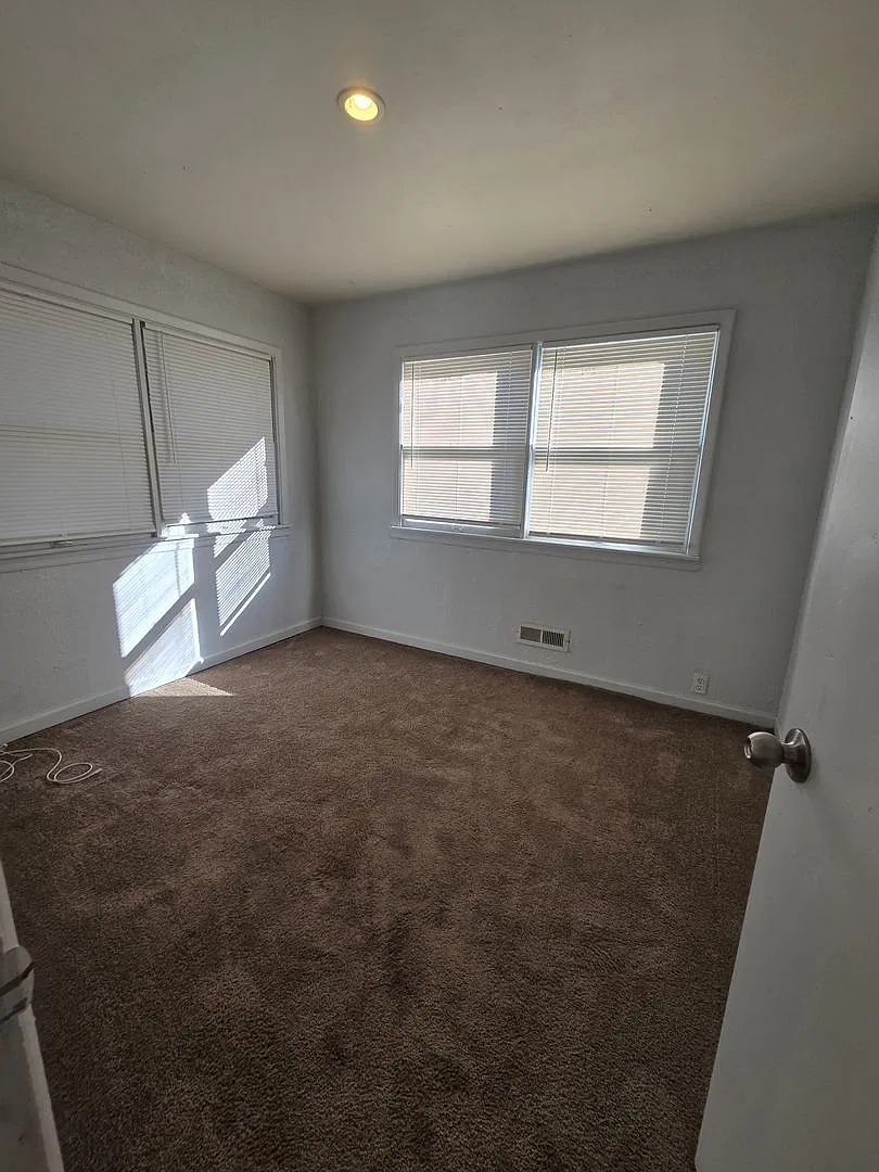 Charming 3 bed 1 bath! — Photo 3