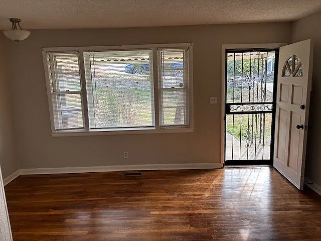 3 bed, 1.0 bath, 999 sqft, $1,500 — Photo 4