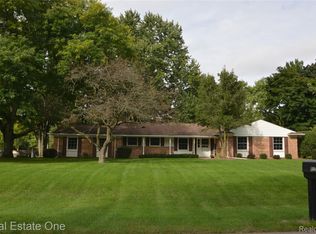 915 Ironstone Dr, Rochester Hills, MI 48309