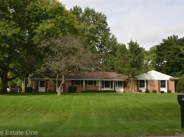 915 Ironstone Dr, Rochester Hills, MI 48309