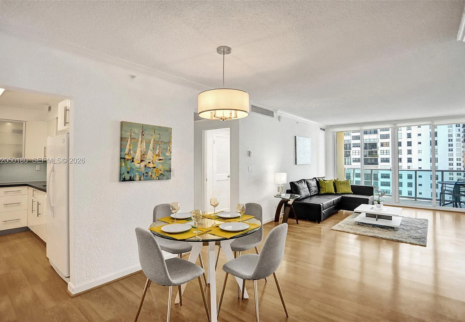 Wave Condo — Photo 2