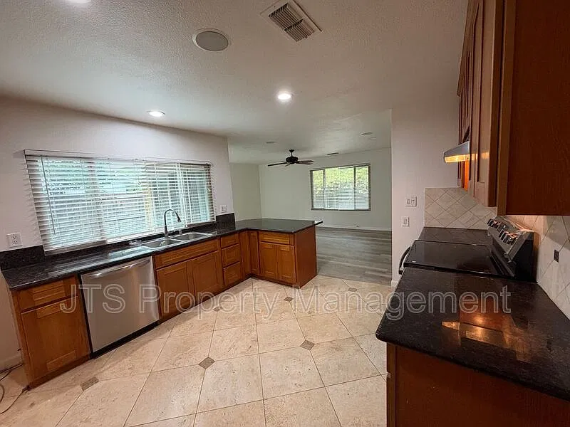 3 bed, 2.0 bath, 2091 sqft, $2,695 — Photo 2