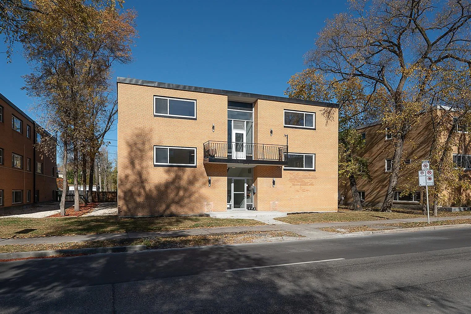 303 Stradbrook — Photo 2
