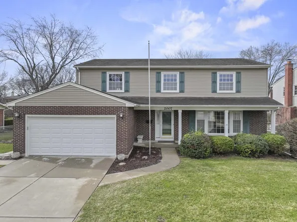 2007 E Robinhood Ln, Arlington Heights, IL 60004