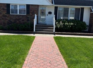 325 43rd St FLOOR 2, Lindenhurst, NY 11757