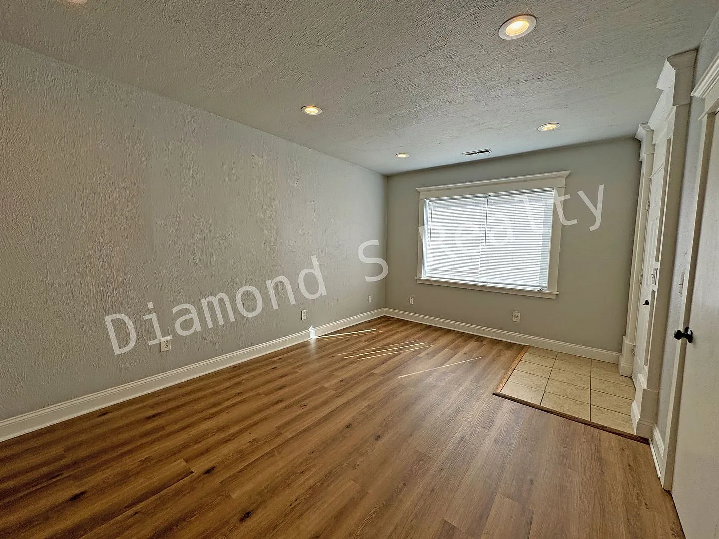 Charming 2 Bedroom/2 Bathroom House Coming Soon! — Photo 4