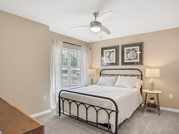 Large Main Bedroom with En-suite Bathroom & Closet