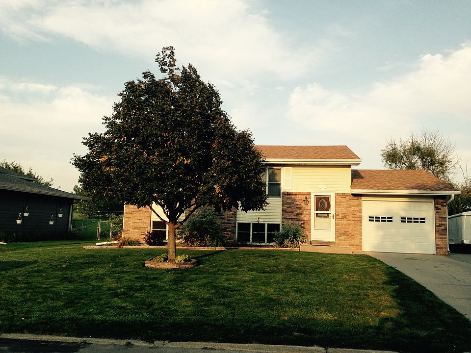 1st image of 121 Applewood Dr