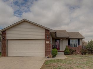 120 Victoria Rd, Newton, KS 67114