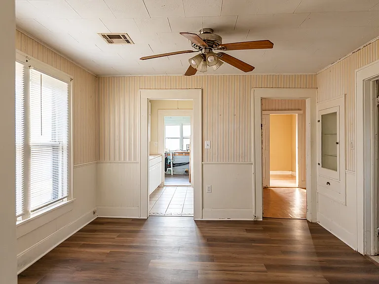 220 S Lewis St — Photo 13