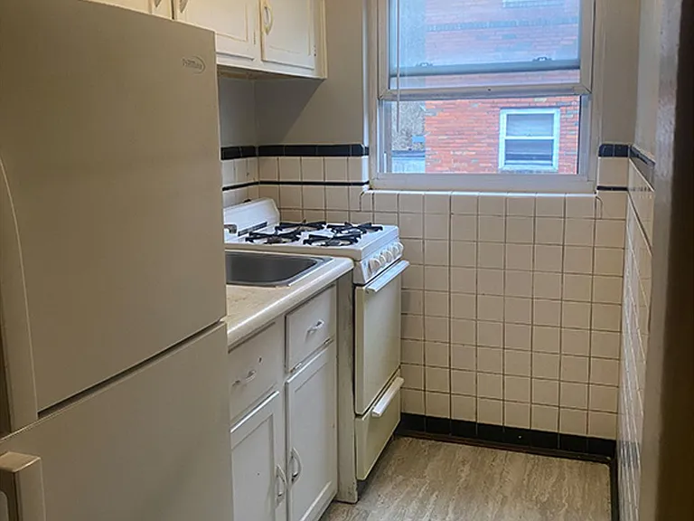 950 Ludlow Ave — Photo 2