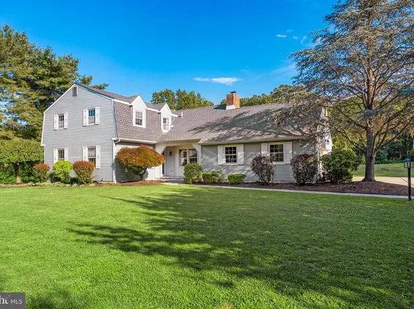5 Buttonwood Dr, Pilesgrove, NJ 08098