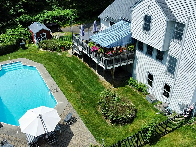 11 Van Campen Ln — Photo 6