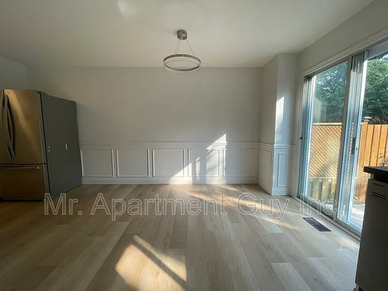 6687 Bansbridge Cres — Photo 10