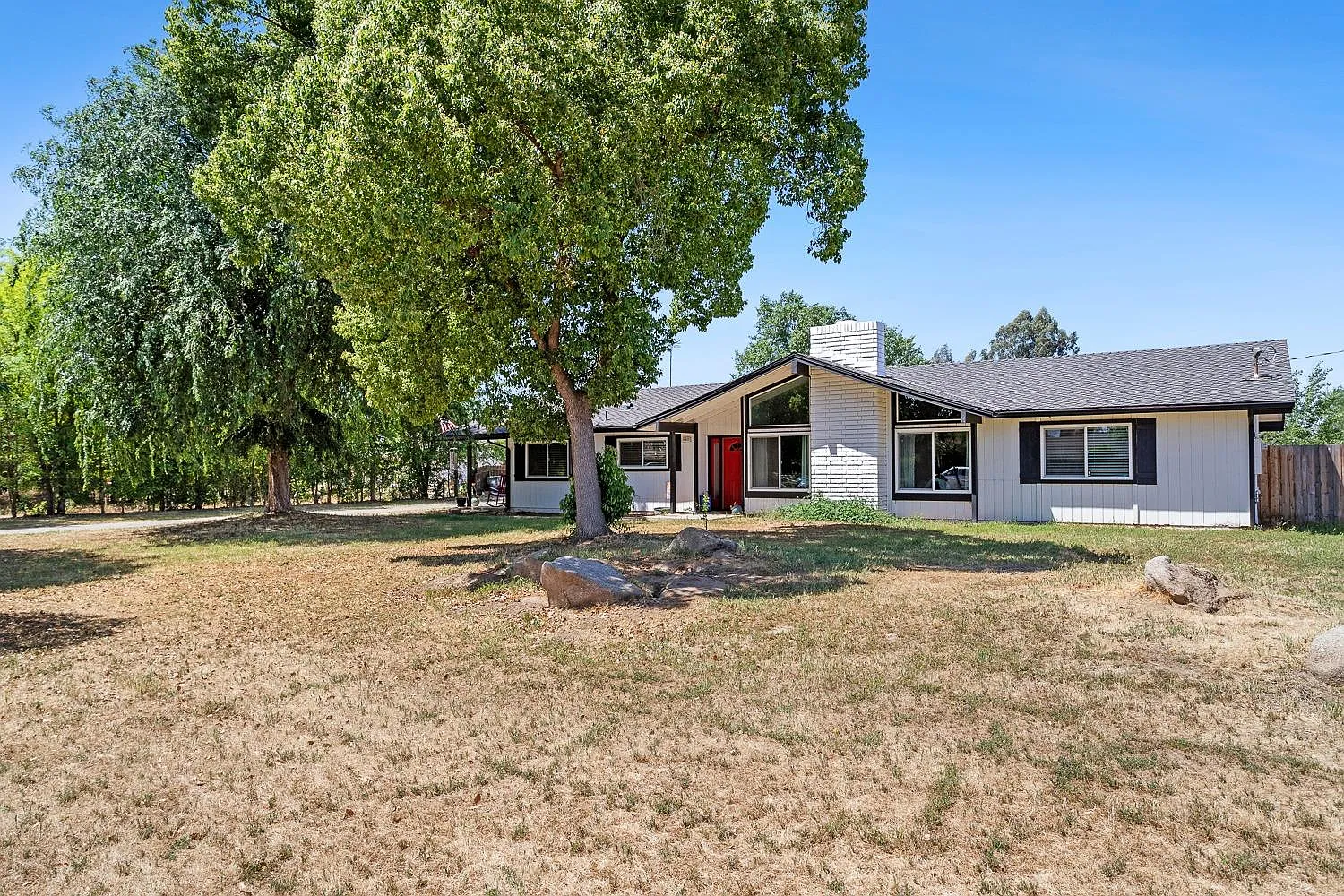 10813 N Renn Ave photo 1