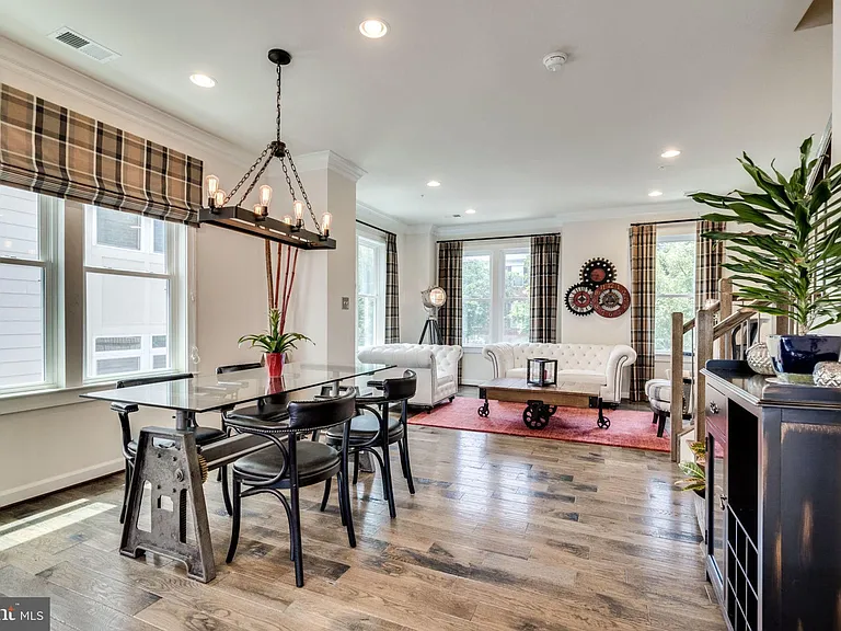 1133 S Monroe St — Photo 11