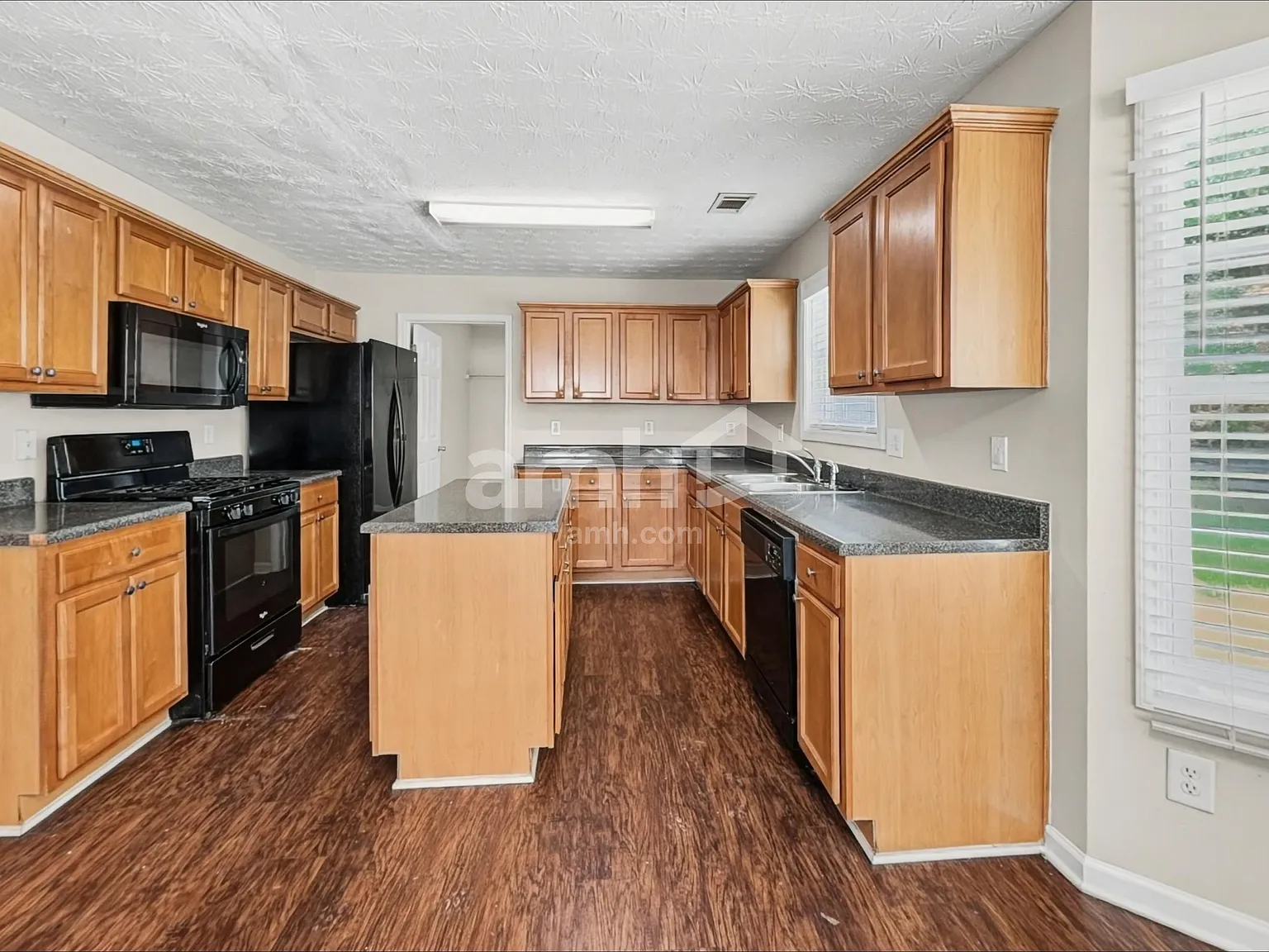 4 bed, 2.5 bath, 2662 sqft, $2,405 — Photo 3