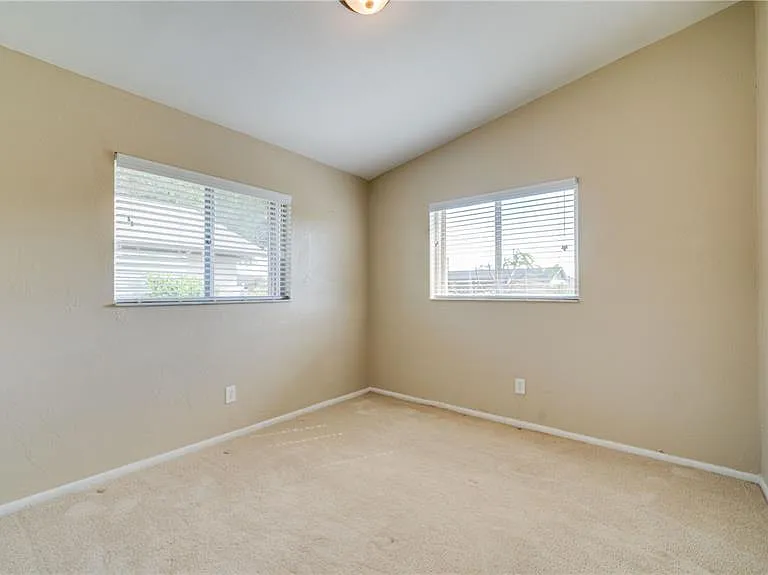 1128 SE 29th Ter — Photo 17