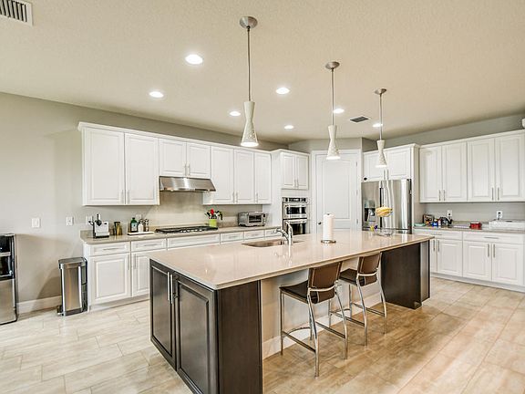 4th image of 636 SE Monteiro Dr