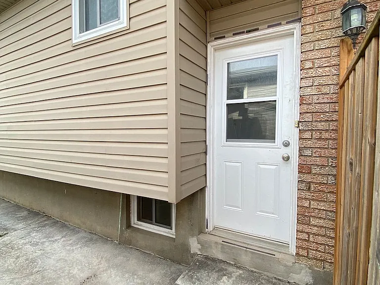 19 Poplar Cres #LOWER — Photo 2