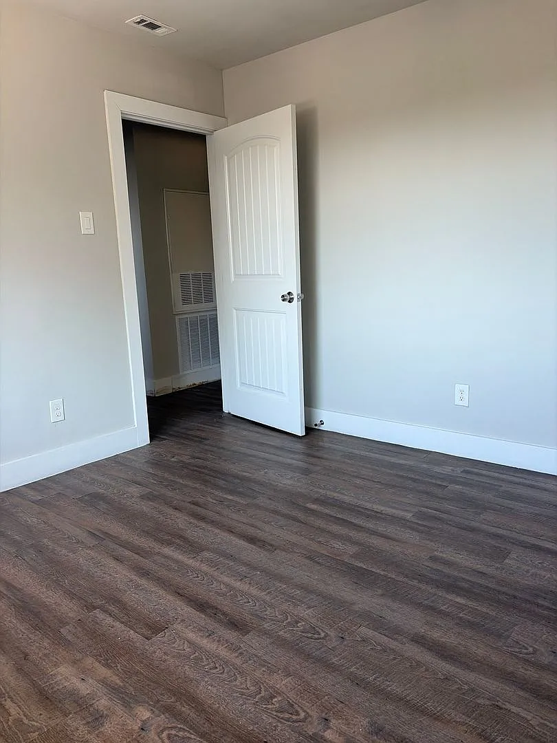 Charleston Apartments — Photo 4