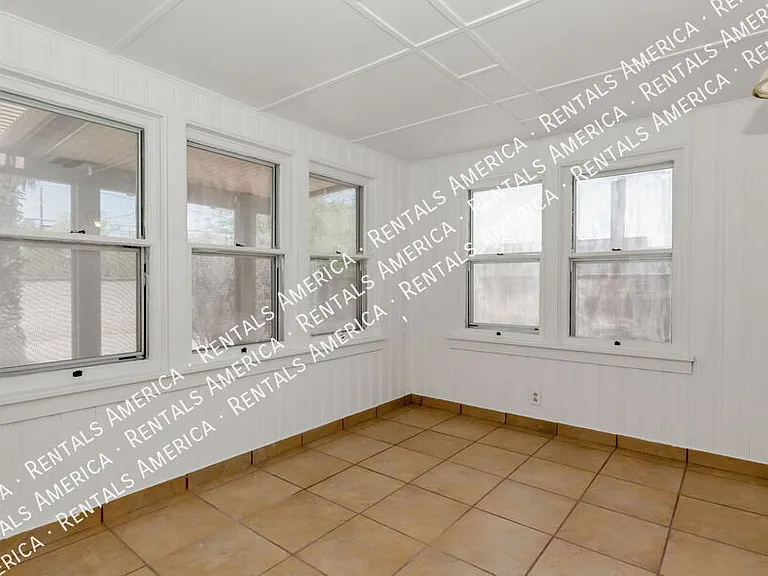 1119 E Silver St — Photo 19
