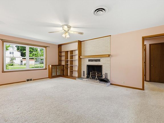 4th image of 405 Grand Street