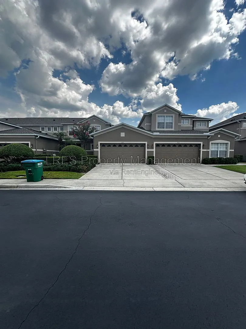 3 bed, 2.5 bath, 1700 sqft, $2,300 — Photo 2