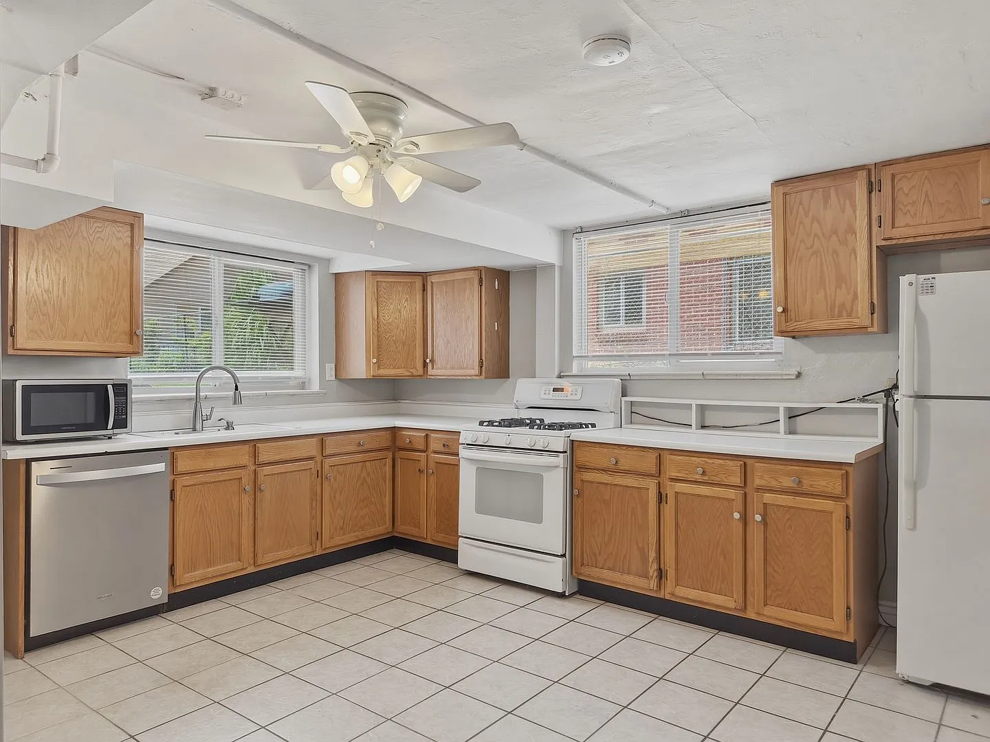 Beautiful 2 Bed, 1 Bath Garden-Level Apartment in Sunnyside! — Photo 2