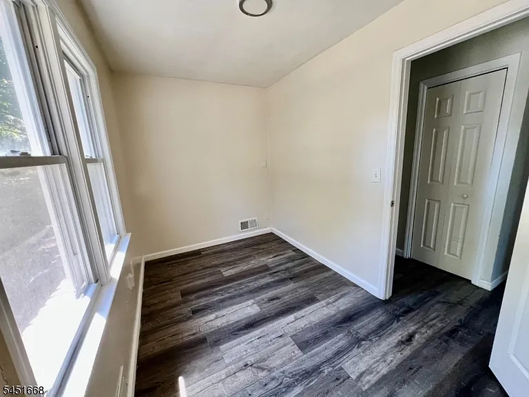 201 E 9th St #1 — Photo 12
