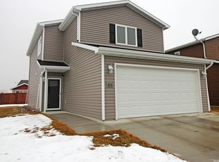 926 Madison Ln, Bismarck, ND 58503