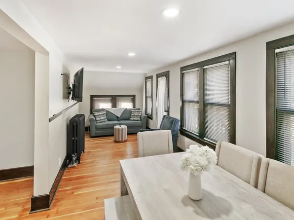 330 North Ave #2, Libertyville, IL 60048