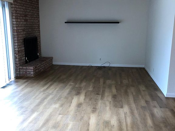 4th image of 497 La Conner Dr #1