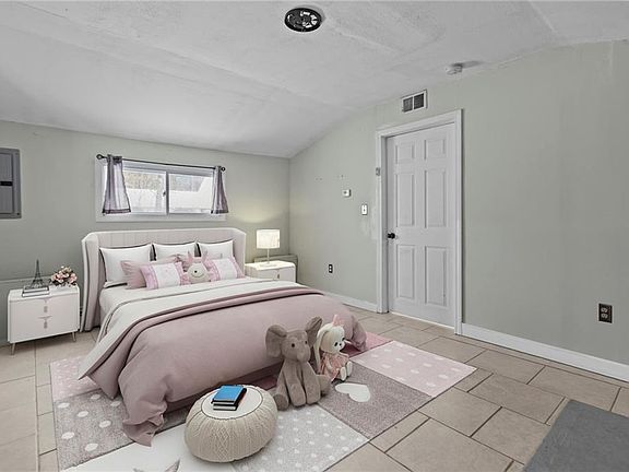 4th image of 608 Black Plain Rd