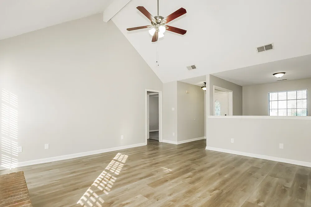 3 bed, 2.0 bath, 1487 sqft, $1,920 — Photo 3
