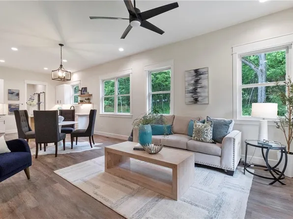 18 Beechwood Ln, Linn Valley, KS 66040