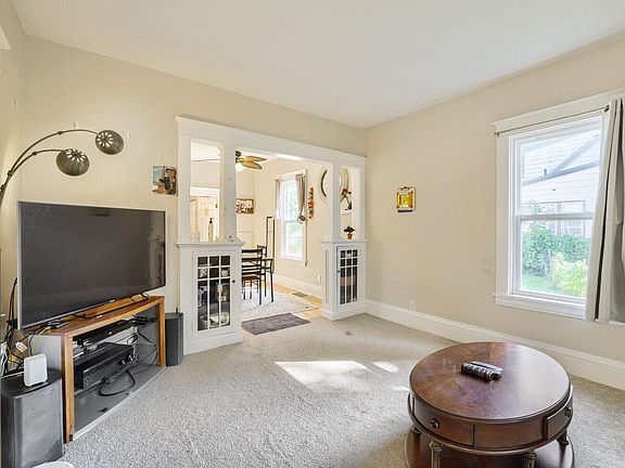 4th image of 1885 Ivy Ave E