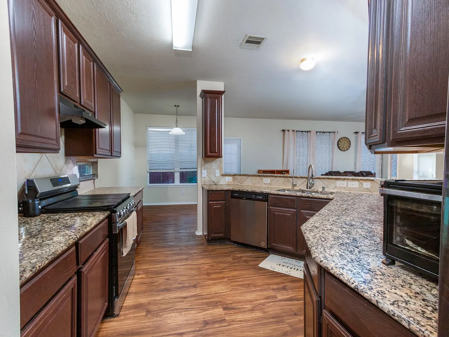 4 bed, 2.5 bath, 2481 sqft, $2,300 — Photo 4