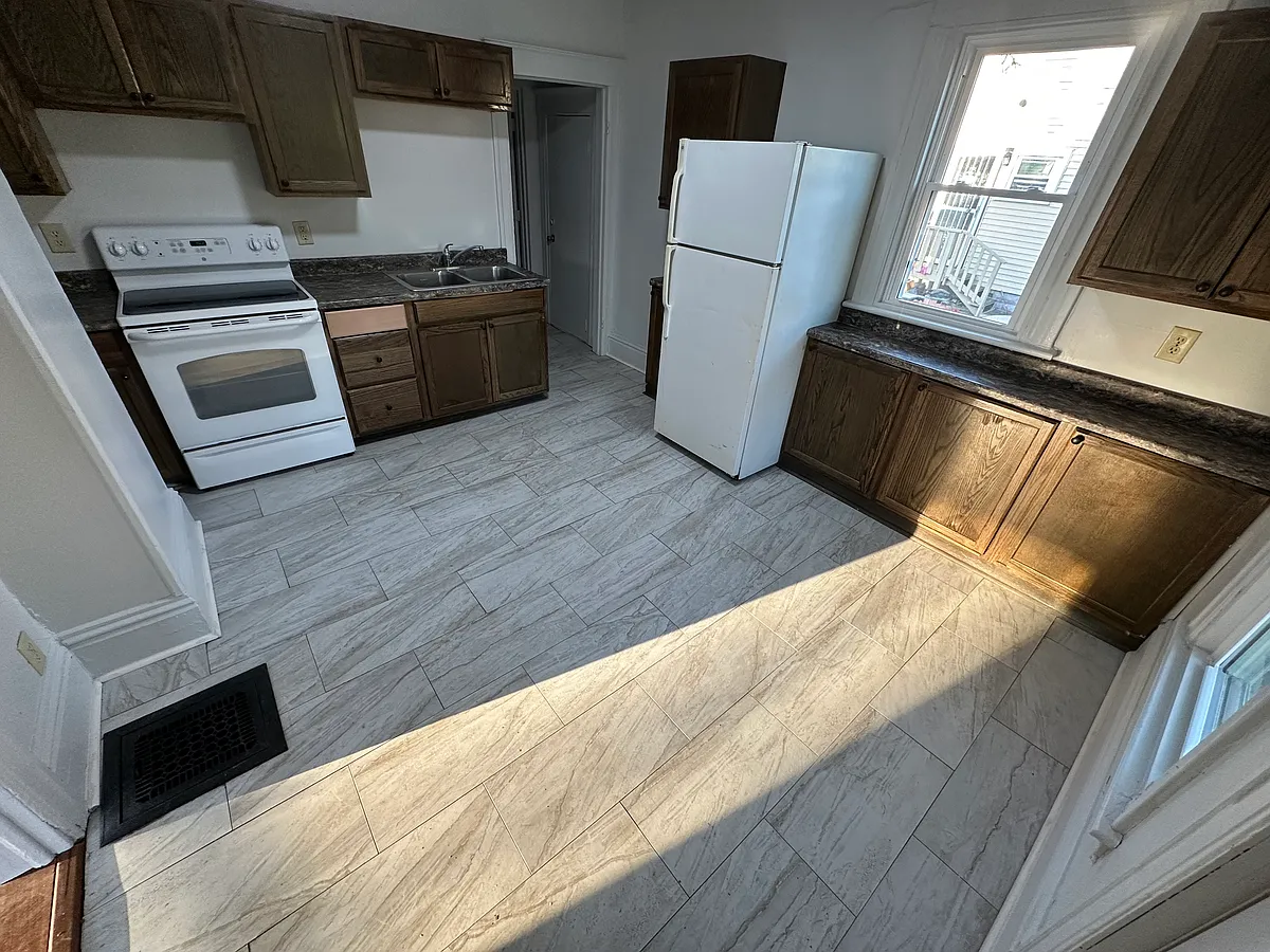 Building Photo - 1237 Maple Ave #1